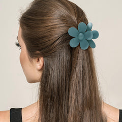 Sunolga large clip holding thick hair to demonstrate strong non-slip hold