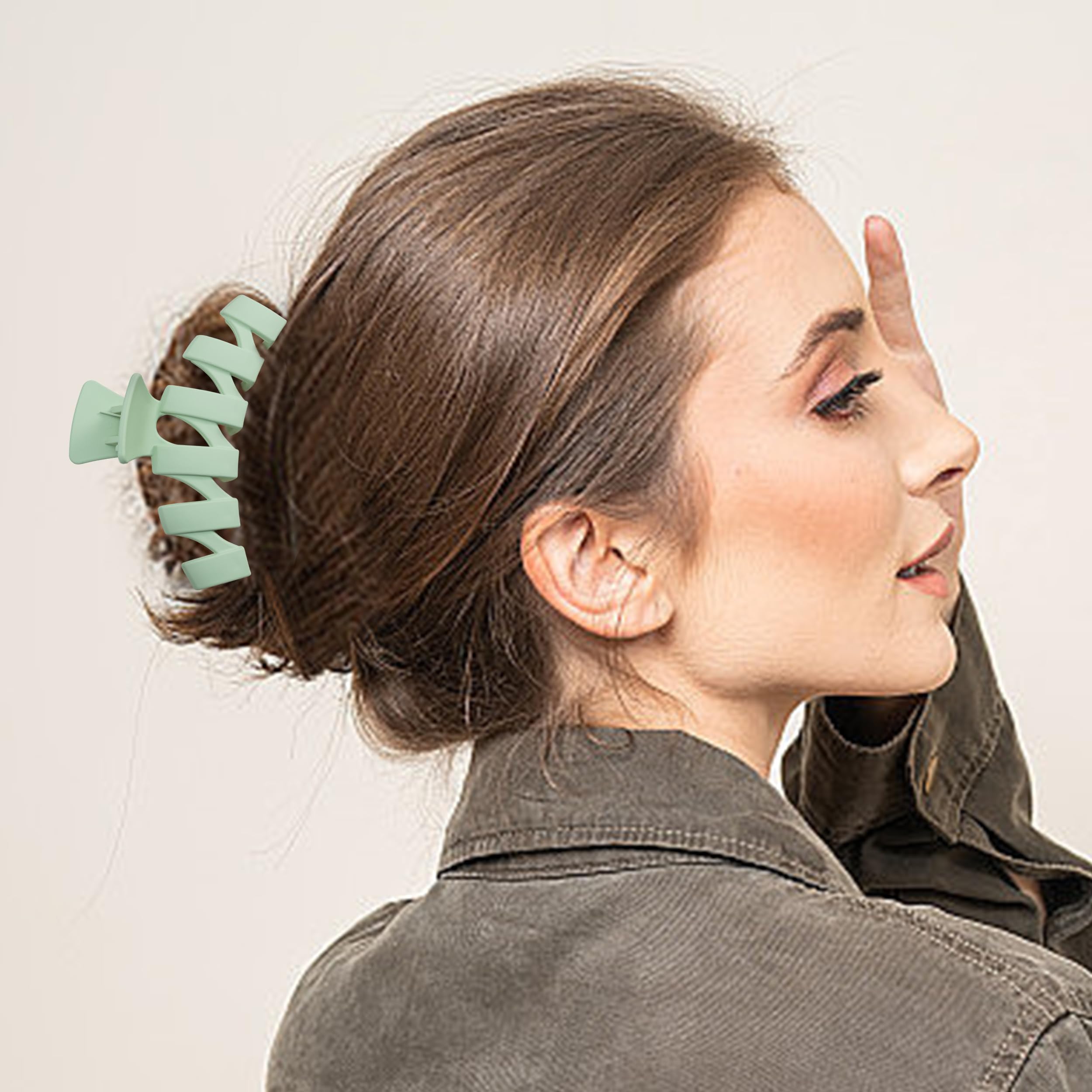 Sunolga woman wearing clip at café showing stylish practical hold