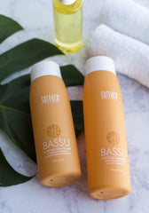 SURFACE Bassu texture close-up of shampoo gel, highlights moisturizing consistency
