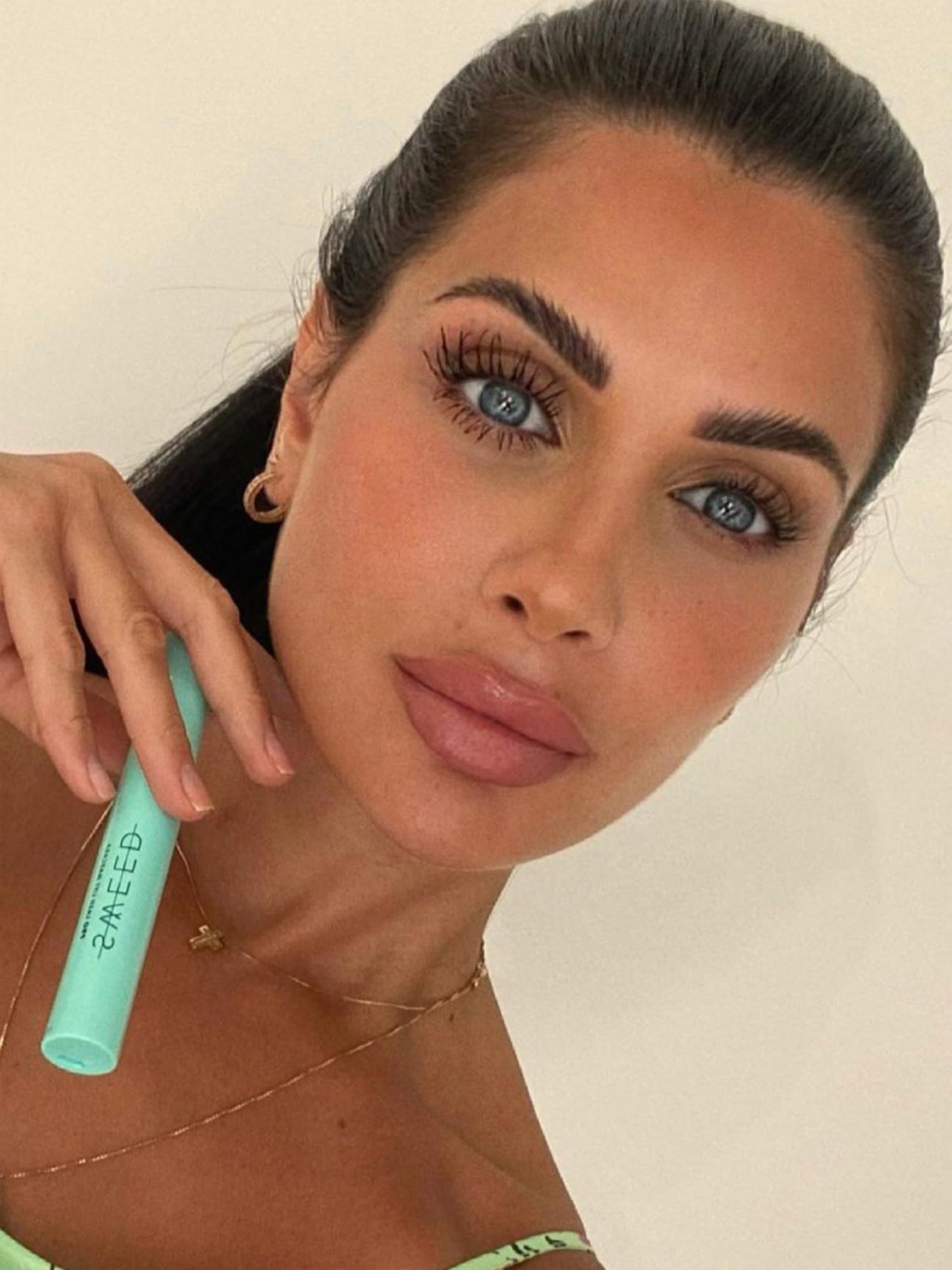 SWEED skinny wand close-up highlighting precision application benefit
