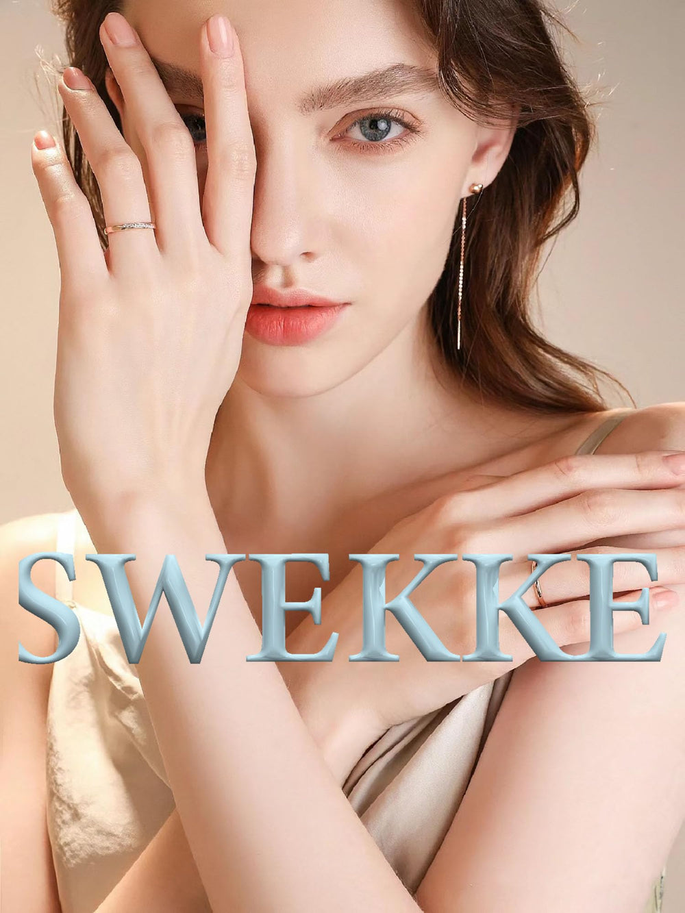 SWEKKE hand wearing nails demonstrating pastoral style and instant polished look