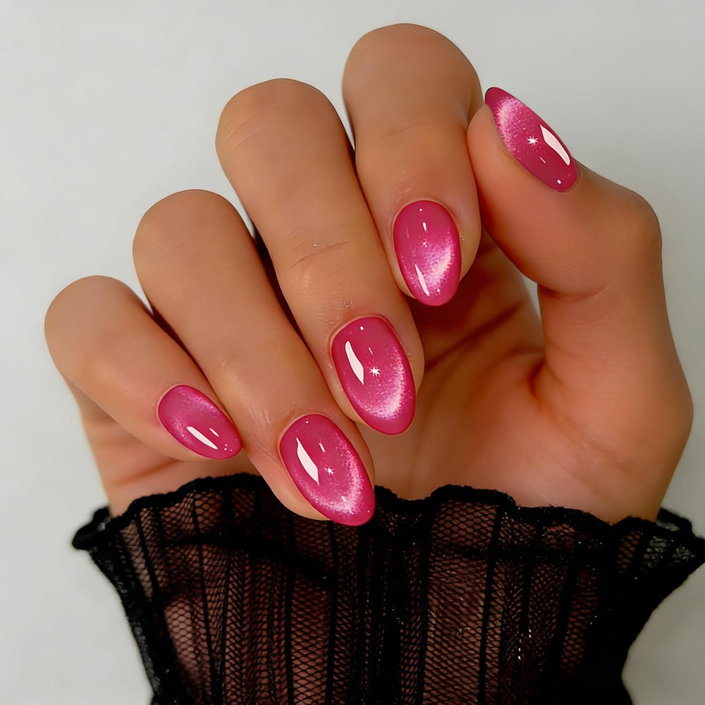 SXVME close-up of cat-eye mirror effect on nail, striking multidimensional shine