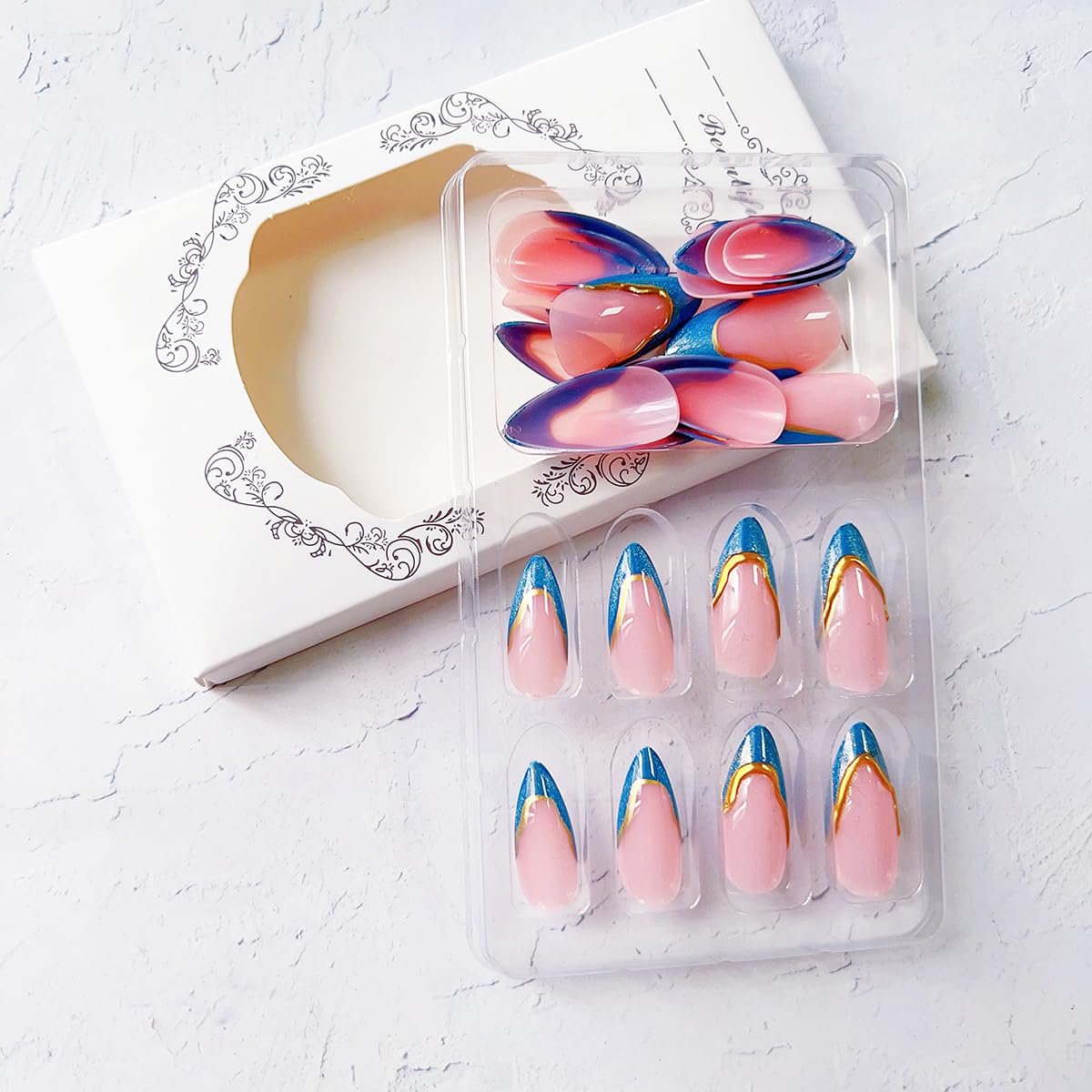 TANYOOTO press-on nails worn by model for everyday stylish spring–summer look
