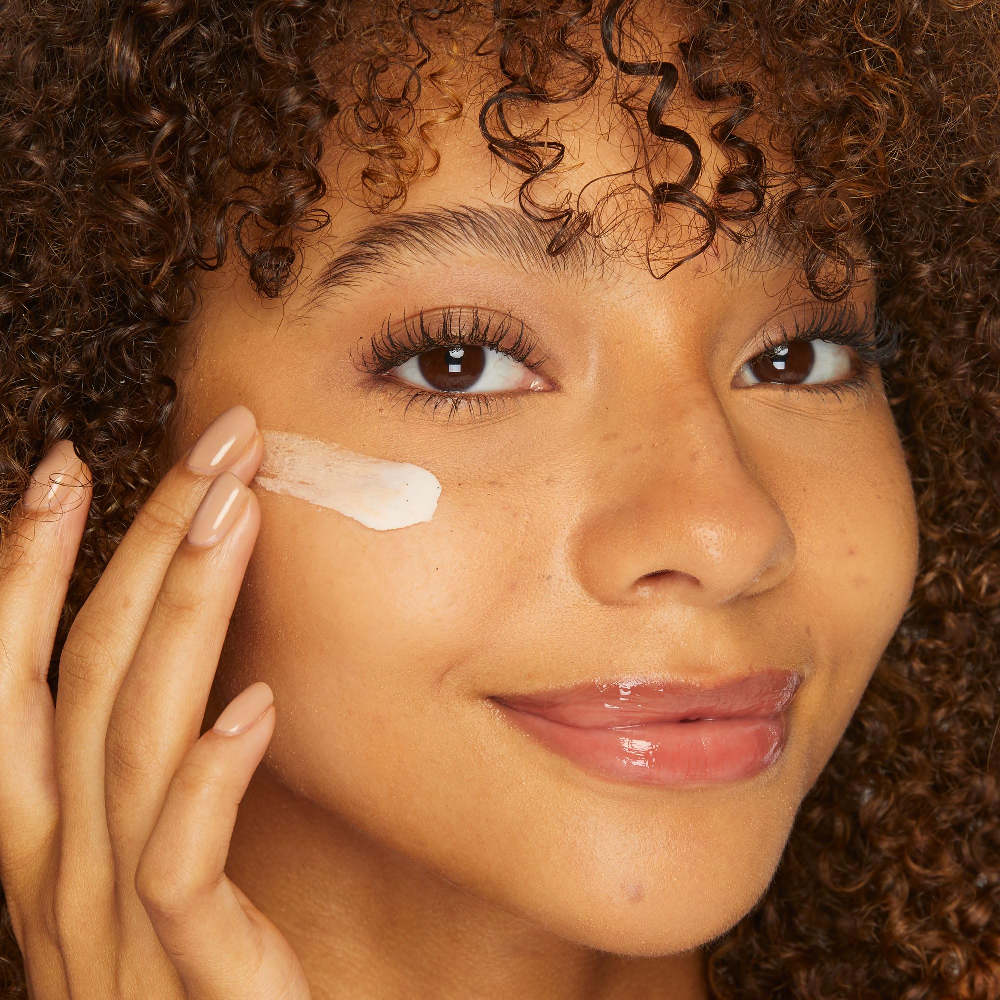 tarte lifestyle application model applying primer for a flawless base benefit