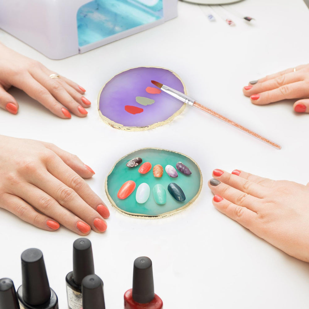 Tbestmax palette used for blending lipstick showing versatile makeup mixing benefit