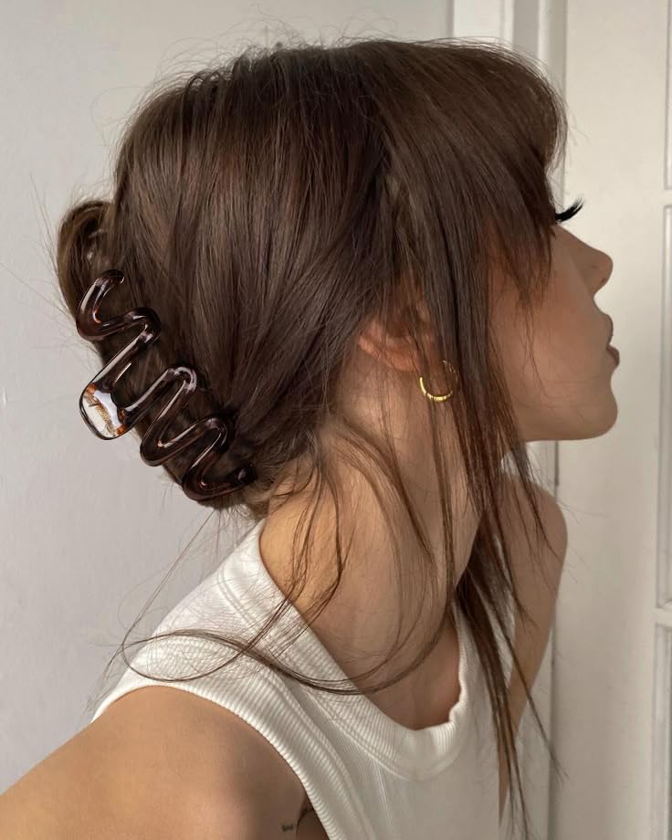 TEBIEKOY holding a messy bun showing benefit: comfortable all-day hold