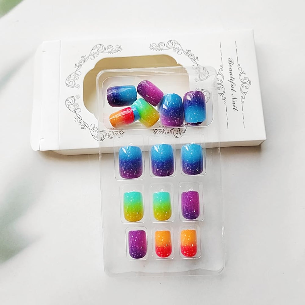 Teilihai nails in use holding coffee, highlighting quick wearable style