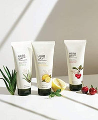 The Face Shop cleansing foam lather texture on hand, foamy cushion that lifts impurities and refreshes skin