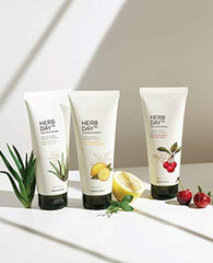 The Face Shop aloe-green tea foam texture in hand demonstrating gentle hydration