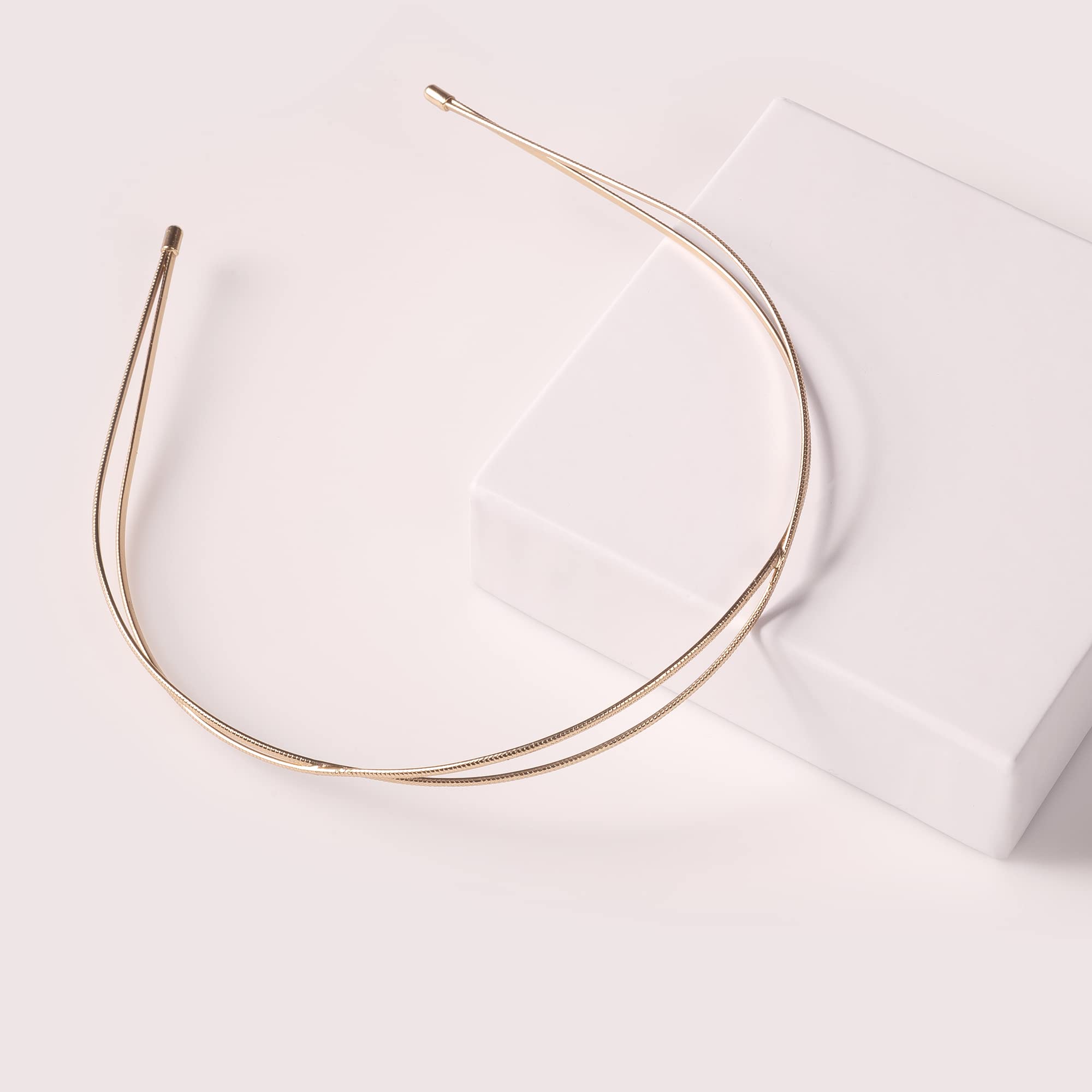 The Hair Edit carved chaplet held in hand showing lightweight scale and comfortable curve