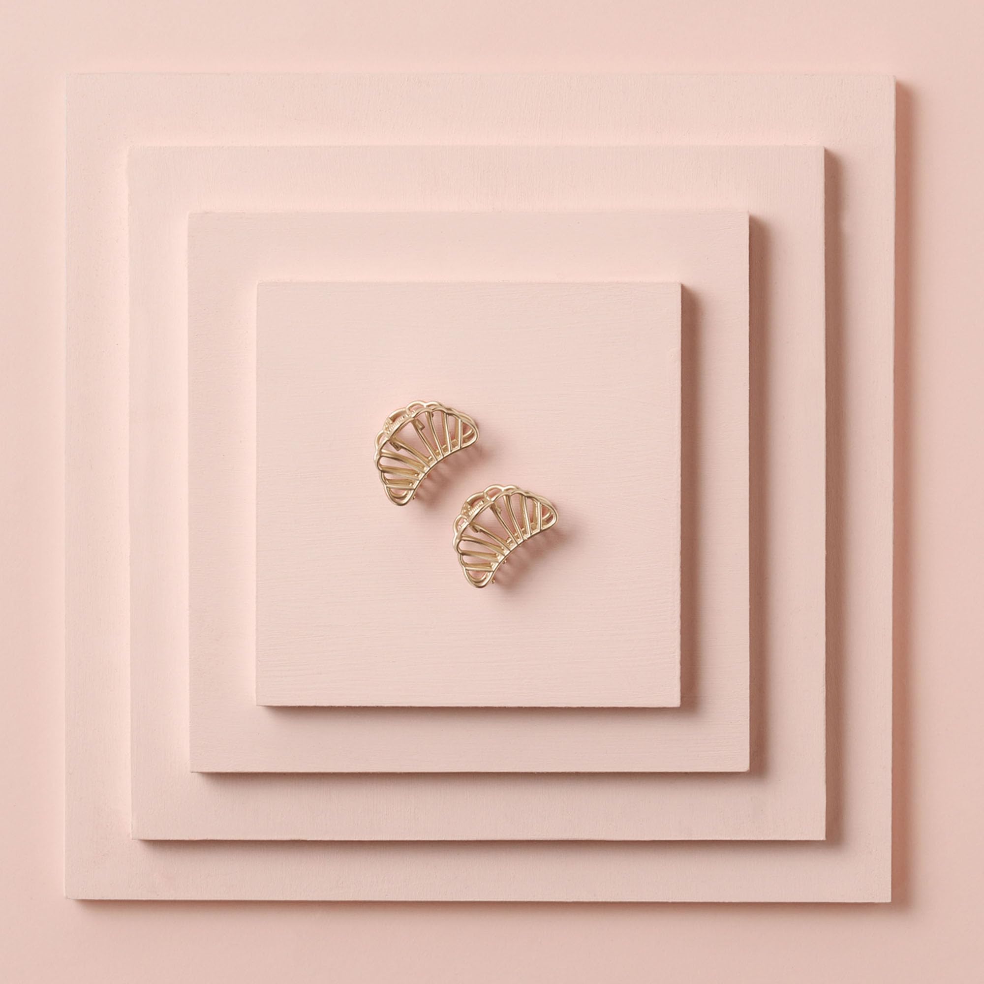 The Hair Edit clips styled in a beach outfit for coastal-inspired flair