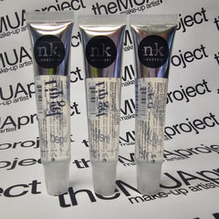 The Make-Up Artist Project texture close-up on fingers illustrating thick hydrating gloss