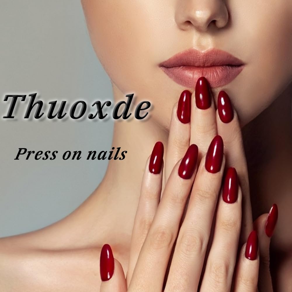 Thuoxde Blue Fish lifestyle image at a party displaying ready-to-wear manicure confidence