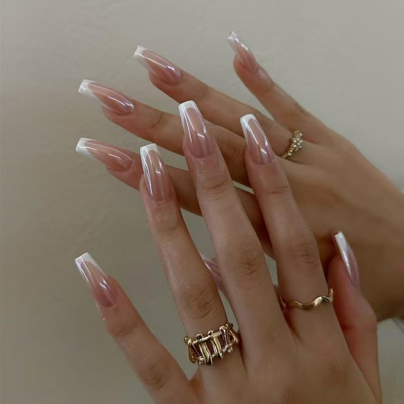 Thuoxde finished manicure at an evening party demonstrating glossy, event-ready style