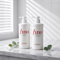 TJ SIGNATURE bottle held in hand to show 550ml size and value for long-term salon-level care