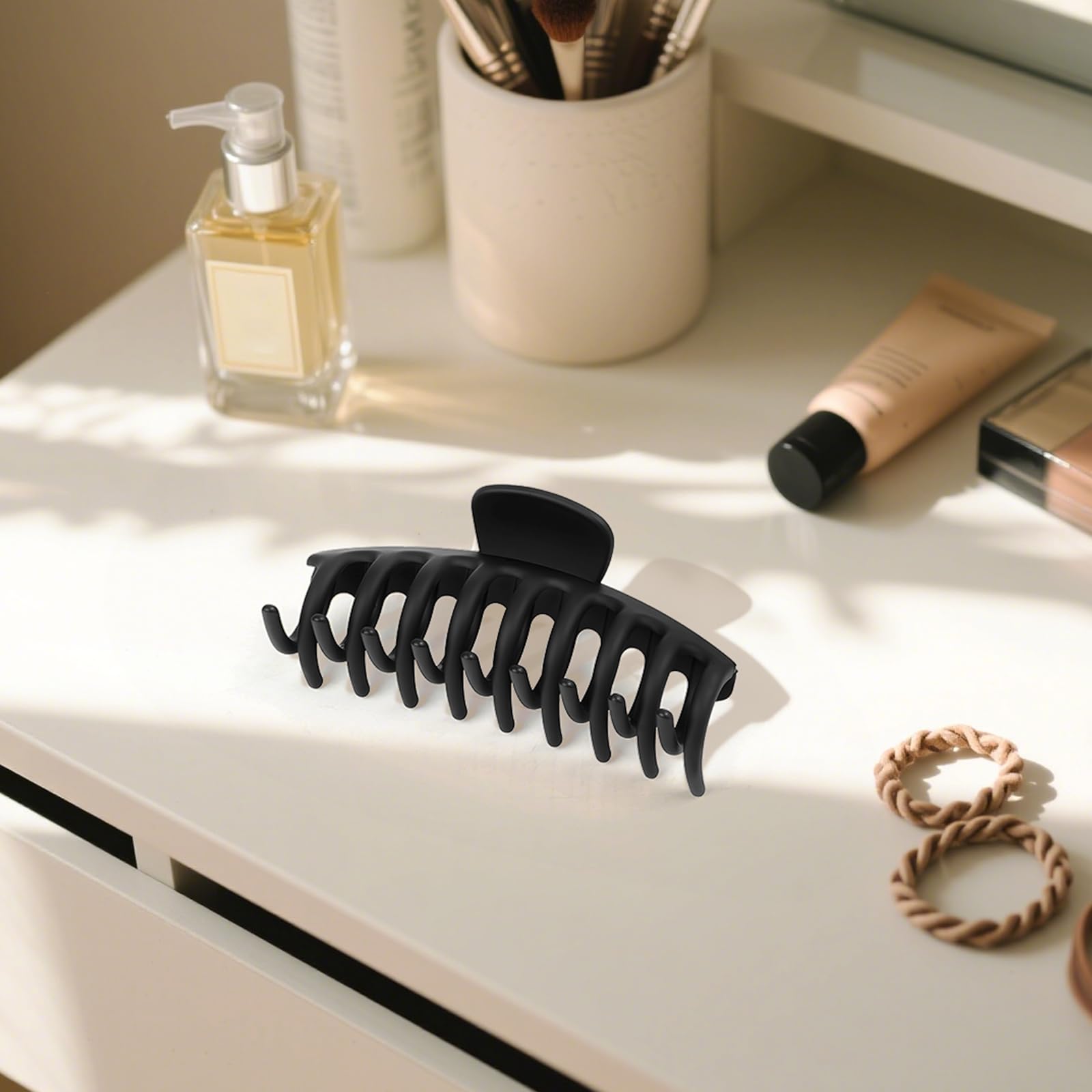 TOCESS clip holding a messy bun for quick, comfortable styling