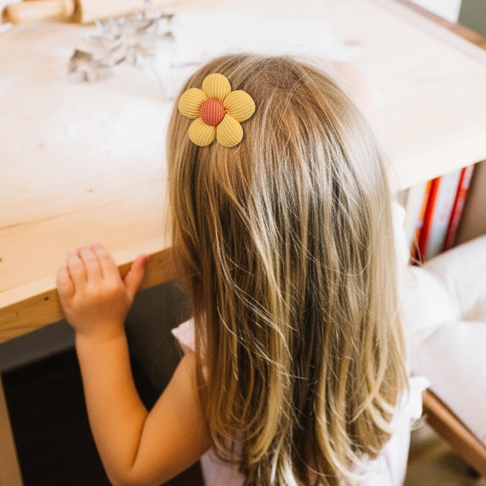 TOKUFAGU clip gripping hair to demonstrate non-slip hold and comfort