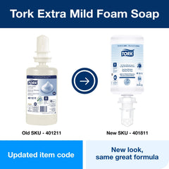 Person applying Tork foam soap showing mild moisturizing benefit
