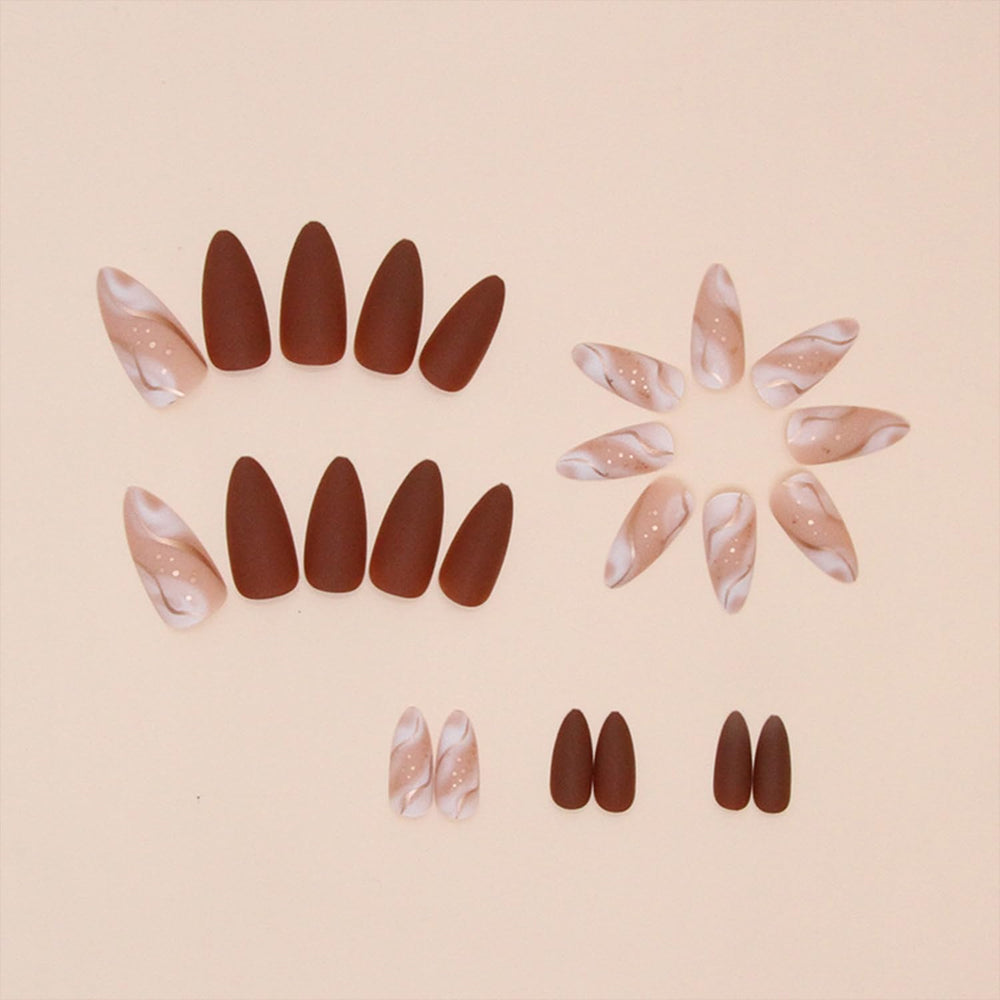 Tyuimhx detailed gold line accent on almond nail, adding elegant visual interest