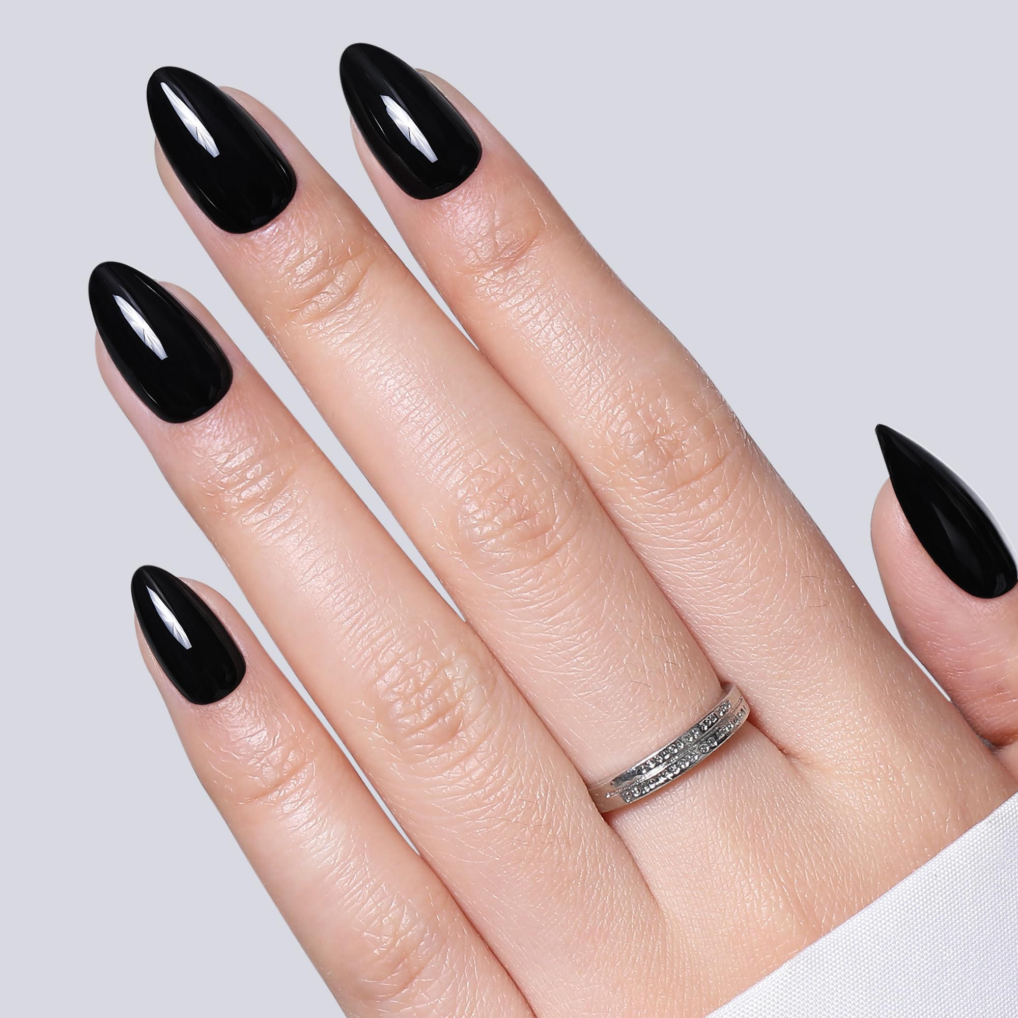 UNA GELLA close-up of cuticle edge highlighting natural fit and comfort