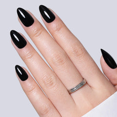 UNA GELLA close-up of cuticle edge highlighting natural fit and comfort