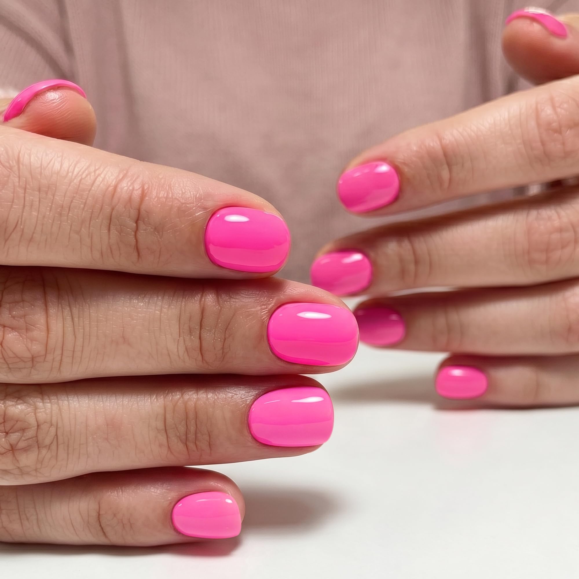 UNA GELLA close-up of short squoval nail shape highlighting smooth edges