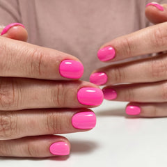 UNA GELLA close-up of short squoval nail shape highlighting smooth edges
