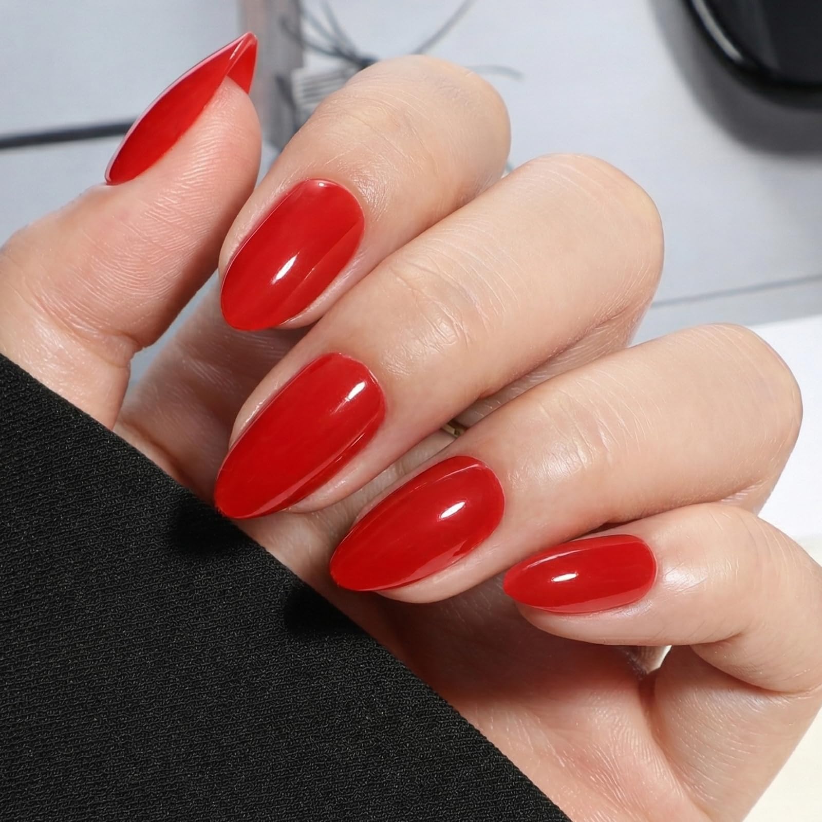 UNA GELLA front packaging showing 32-piece glossy red almond nails and clear kit benefits