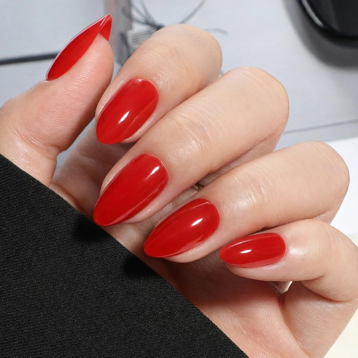 UNA GELLA front packaging showing 32-piece glossy red almond nails and clear kit benefits