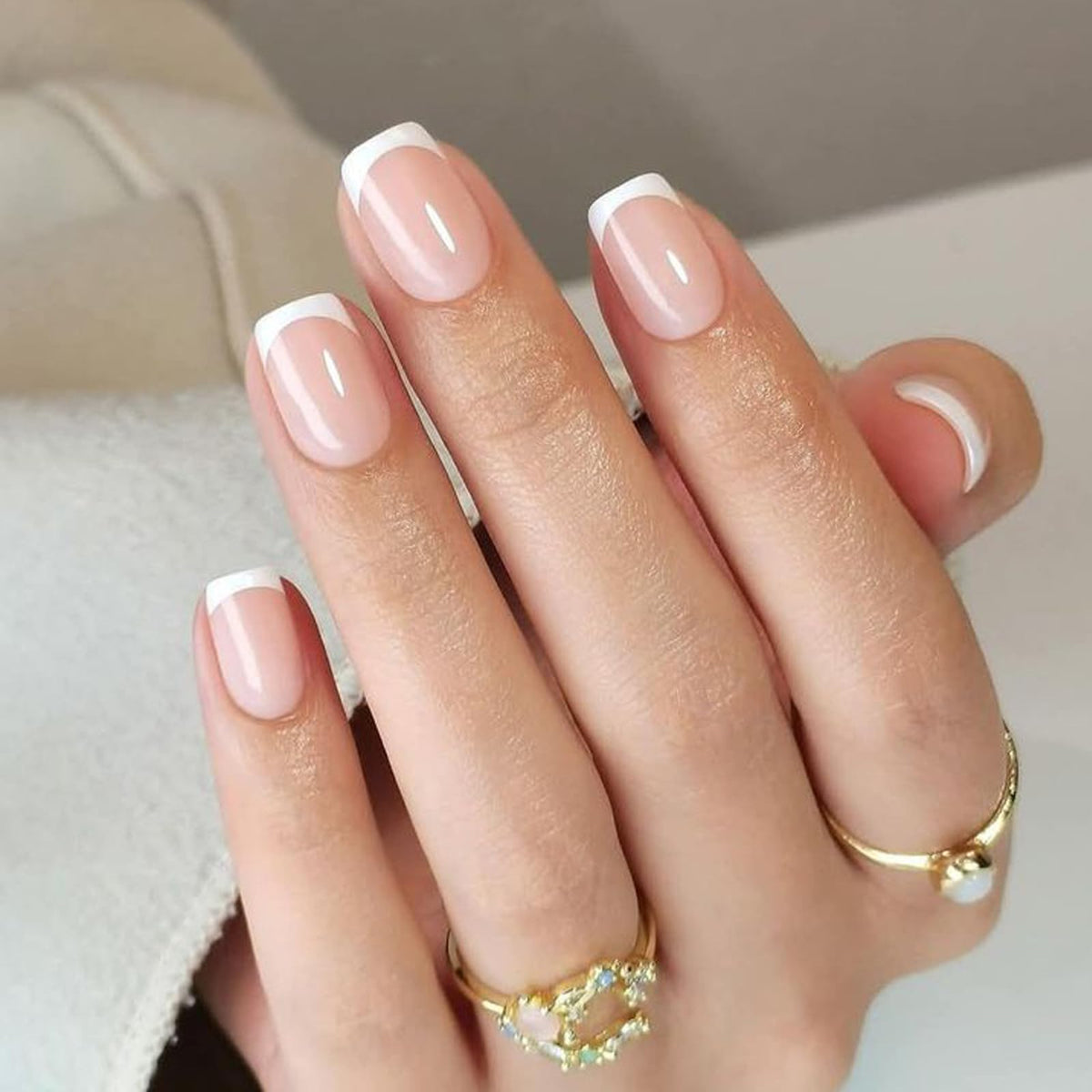 UNA GELLA front packaging showing nude-pink French tip nails and full kit benefits