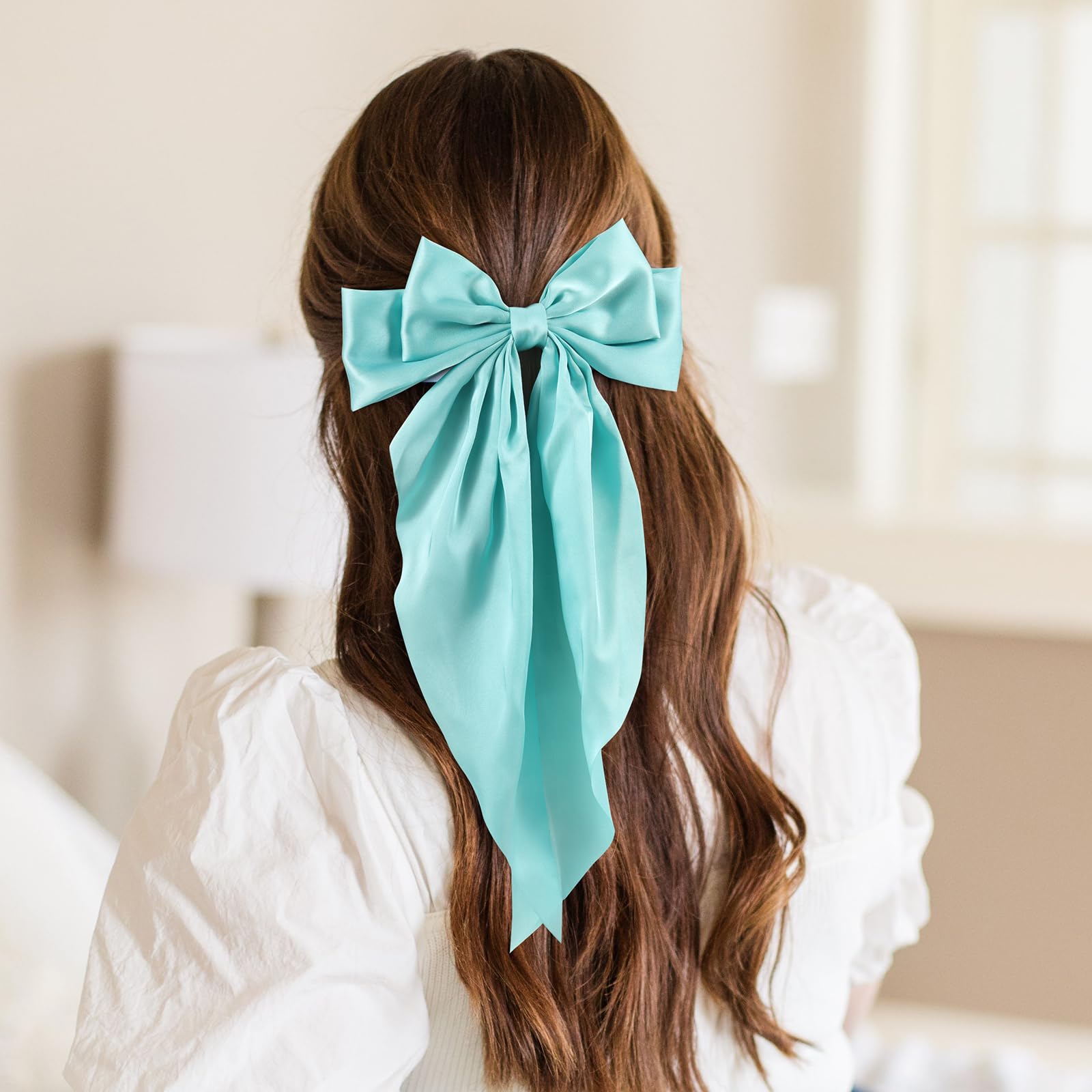 Unbednigt metal clip detail open displaying sturdy grip that secures bows comfortably