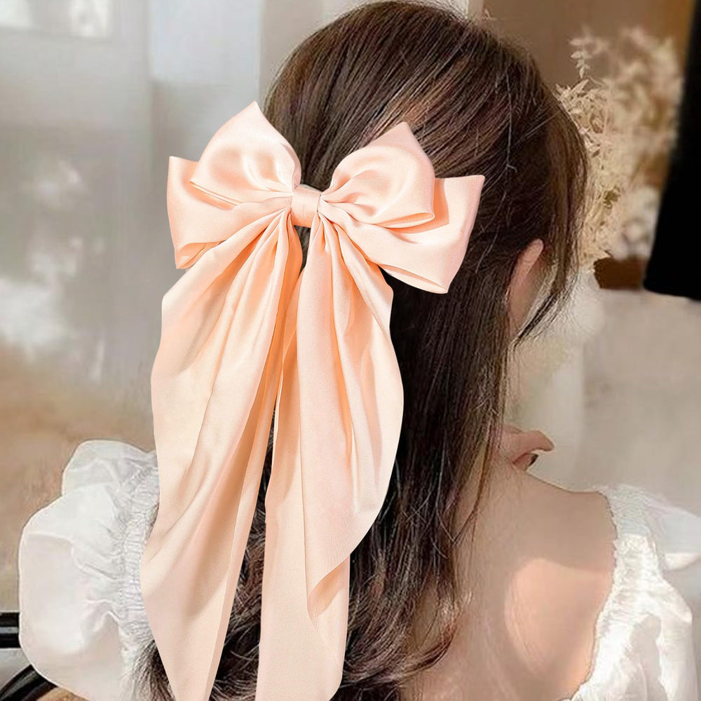 Unbednigt bow in hand for size comparison and easy-wear reference