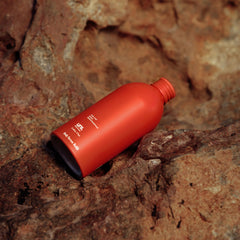 uni close-up pump and label highlighting easy-dispense and ingredient list