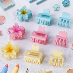 USDNICE flower-shaped clip holding a bun for a decorative, stable updo