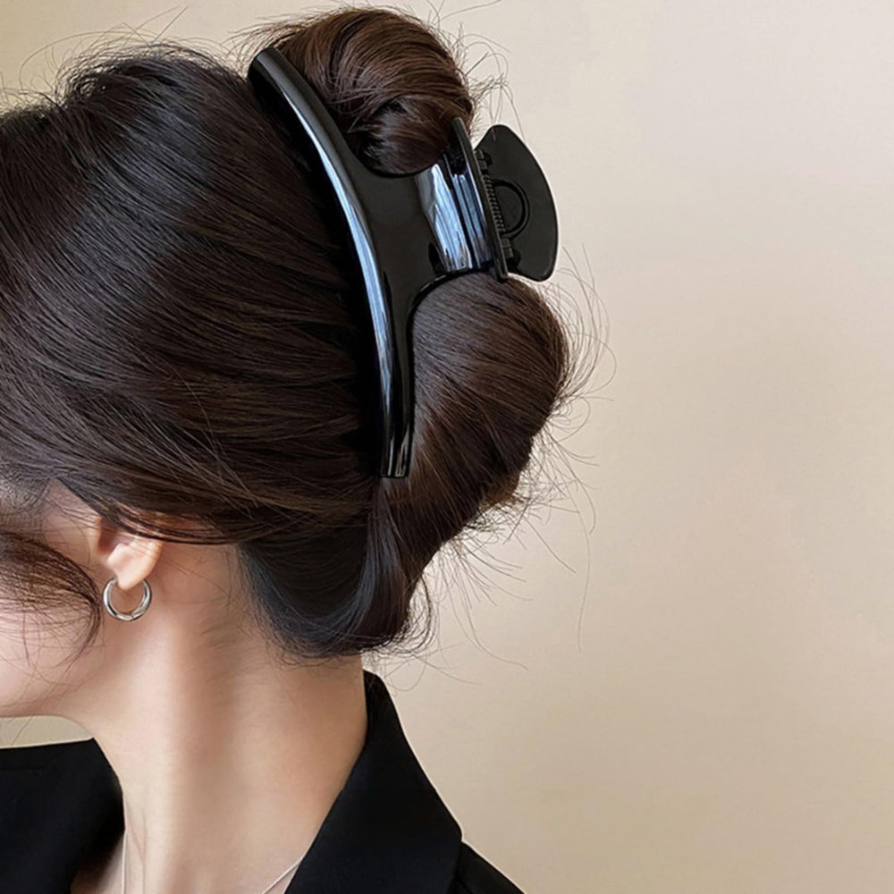 UVANKAUP clip holding a high bun, demonstrating stability and all-day comfort