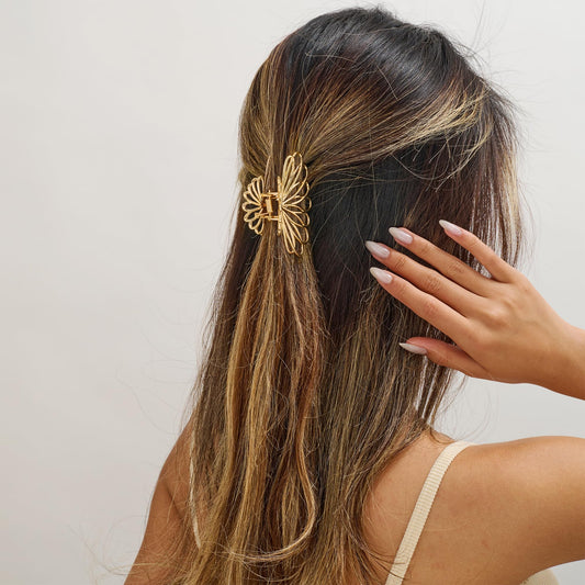 VEDAIM gold clip close-up of metal texture and smooth teeth for secure, non-damaging grip