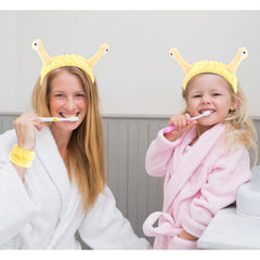 VELSCRUN bow hairband worn by model for trendy hands-free styling