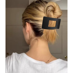 VELSCRUN open jaw detail showing wide hold for thicker hair