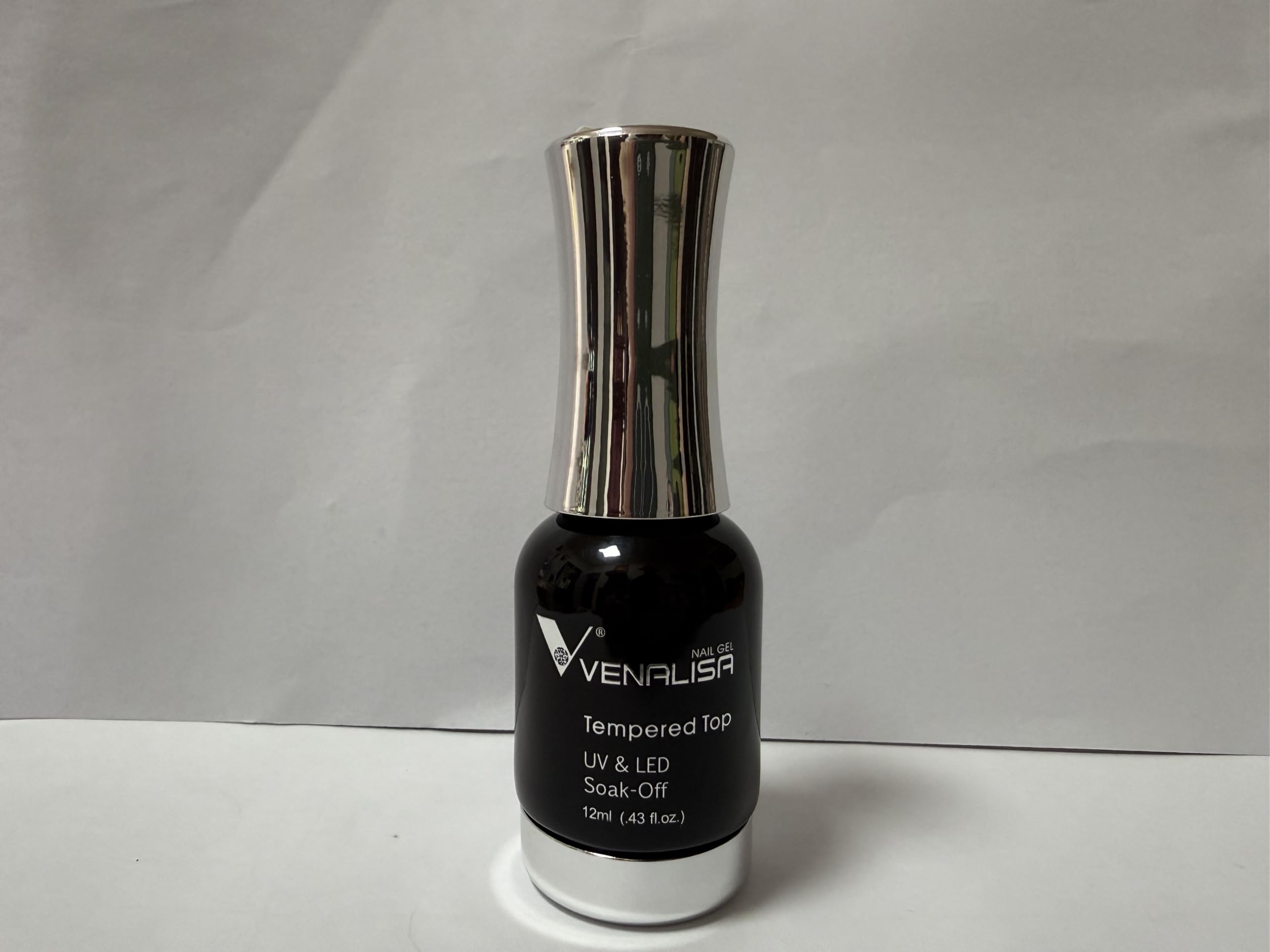 VENALISA glossy finish close-up displaying glass-like shine benefit