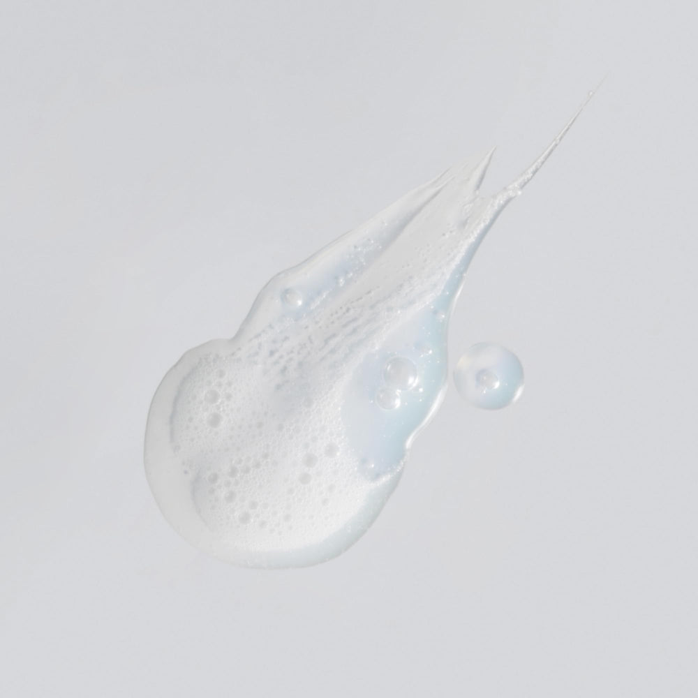 Versed Purist pump dispensing gel, demonstrating easy controlled application benefit