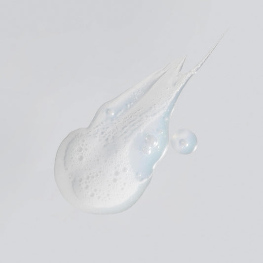 Versed Purist pump dispensing gel, demonstrating easy controlled application benefit