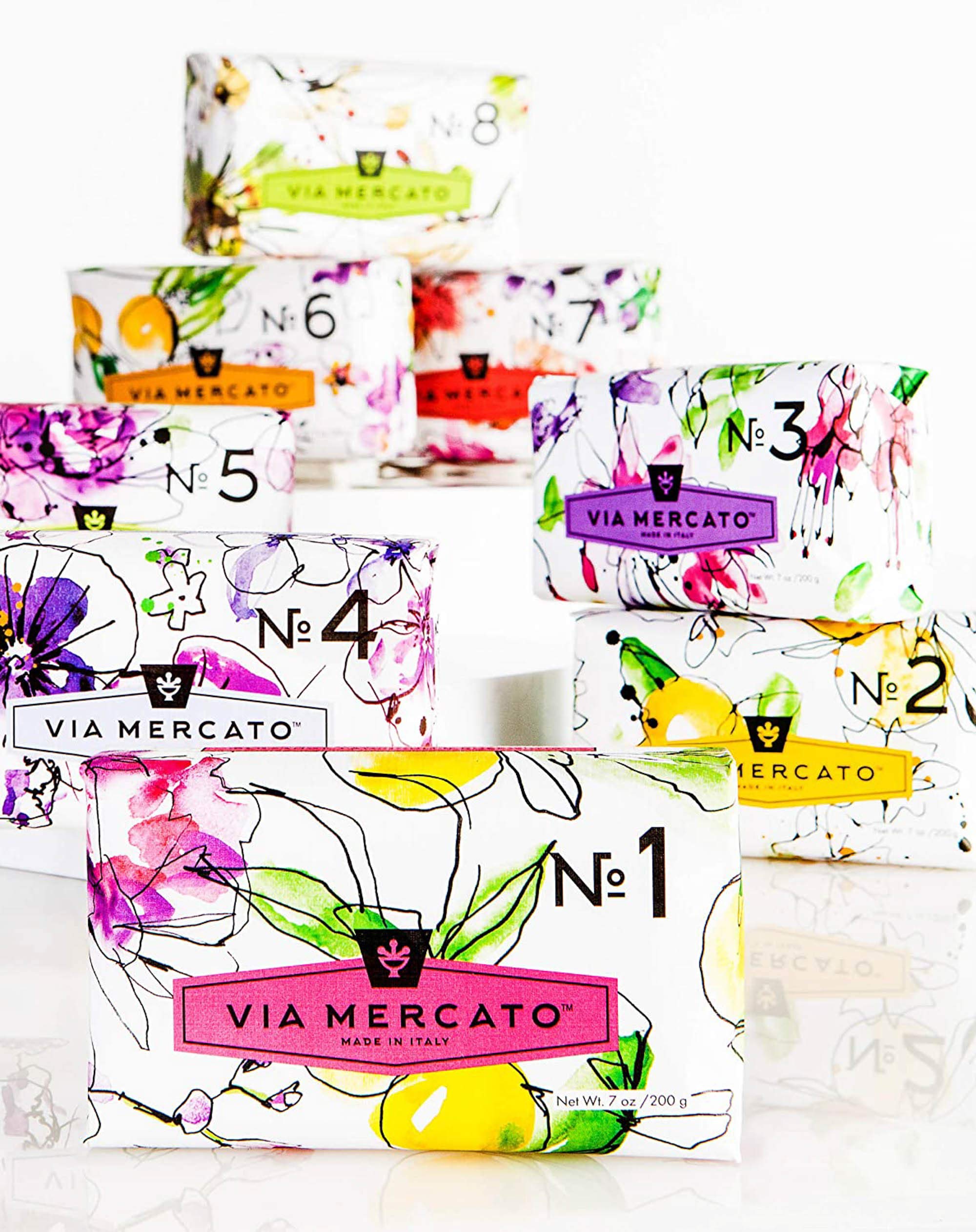 Via Mercato scale comparison with a hand to illustrate the 200 g size and long-lasting benefit