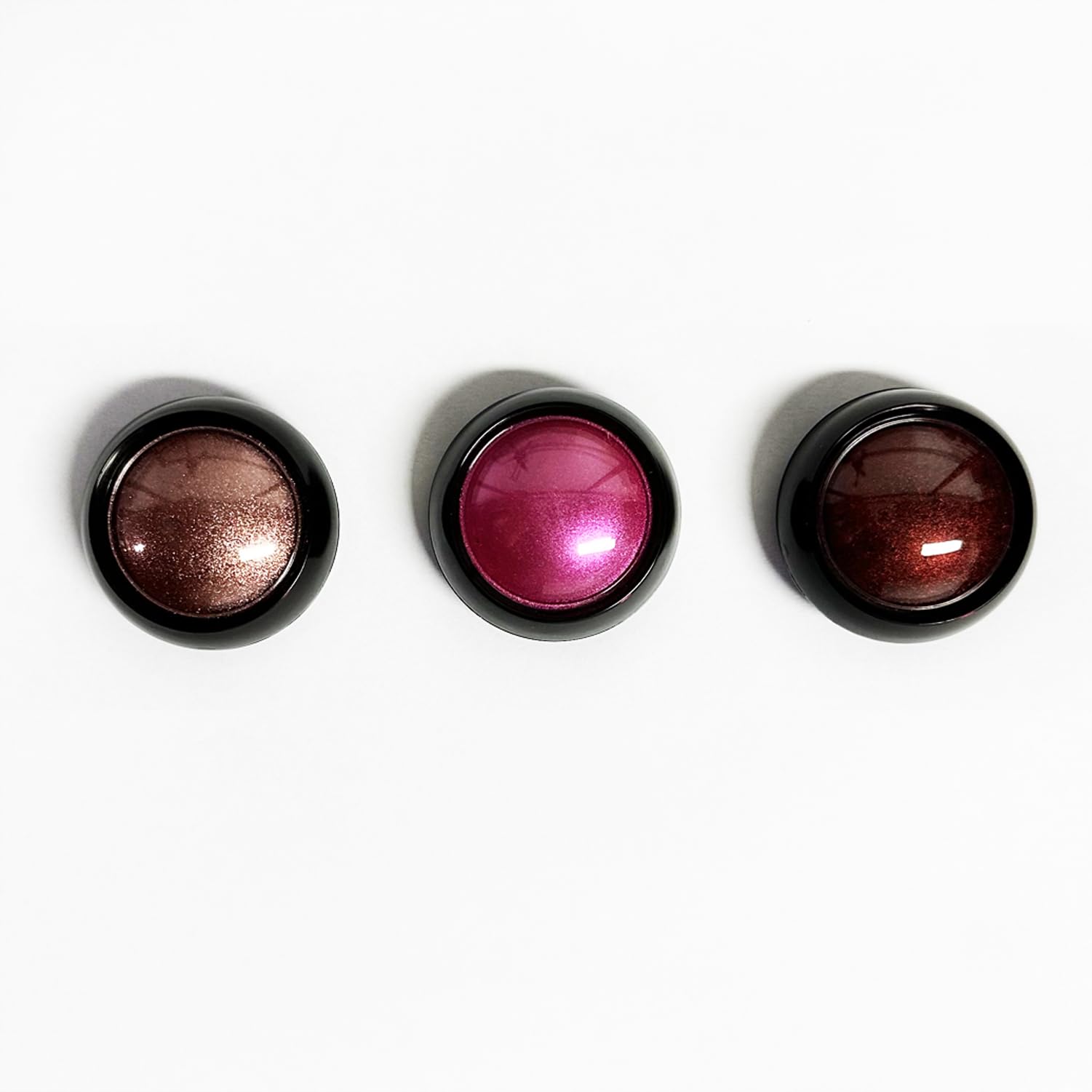 Vonrui powder rubbed on nail swatch displaying mirror chrome finish and vibrant color payoff