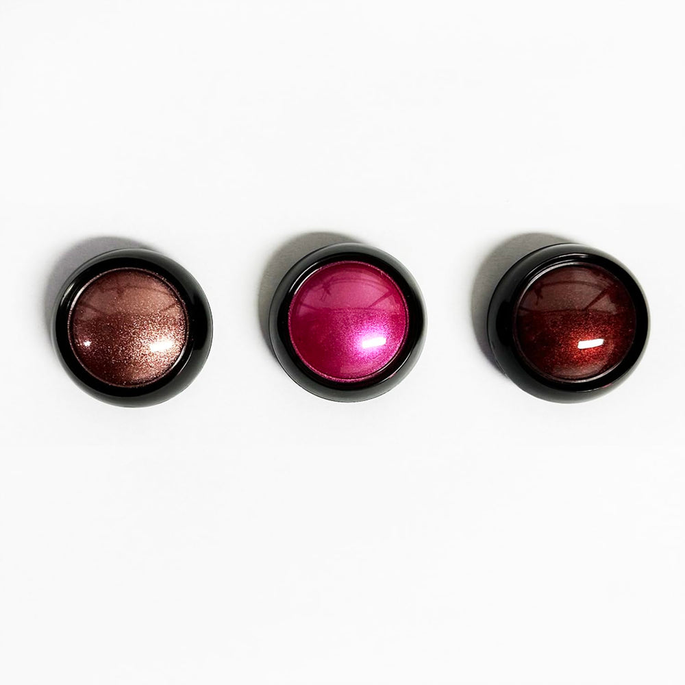 Vonrui powder rubbed on nail swatch displaying mirror chrome finish and vibrant color payoff
