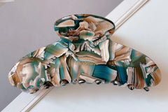 Wenlly detail of teeth and hinge showing durable construction and grip