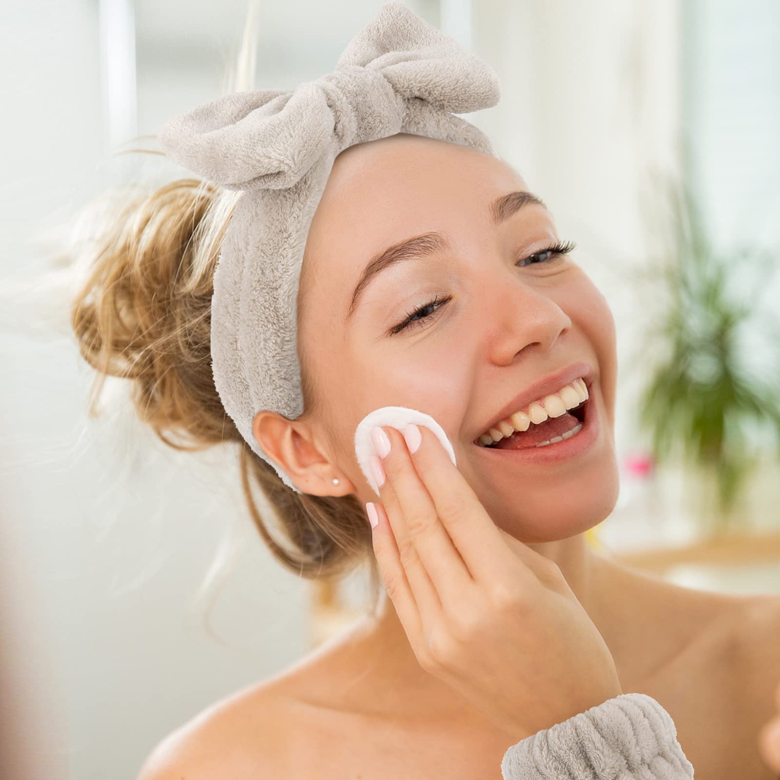 WHAVEL lifestyle shot of friends at a spa party using set for skincare and fun