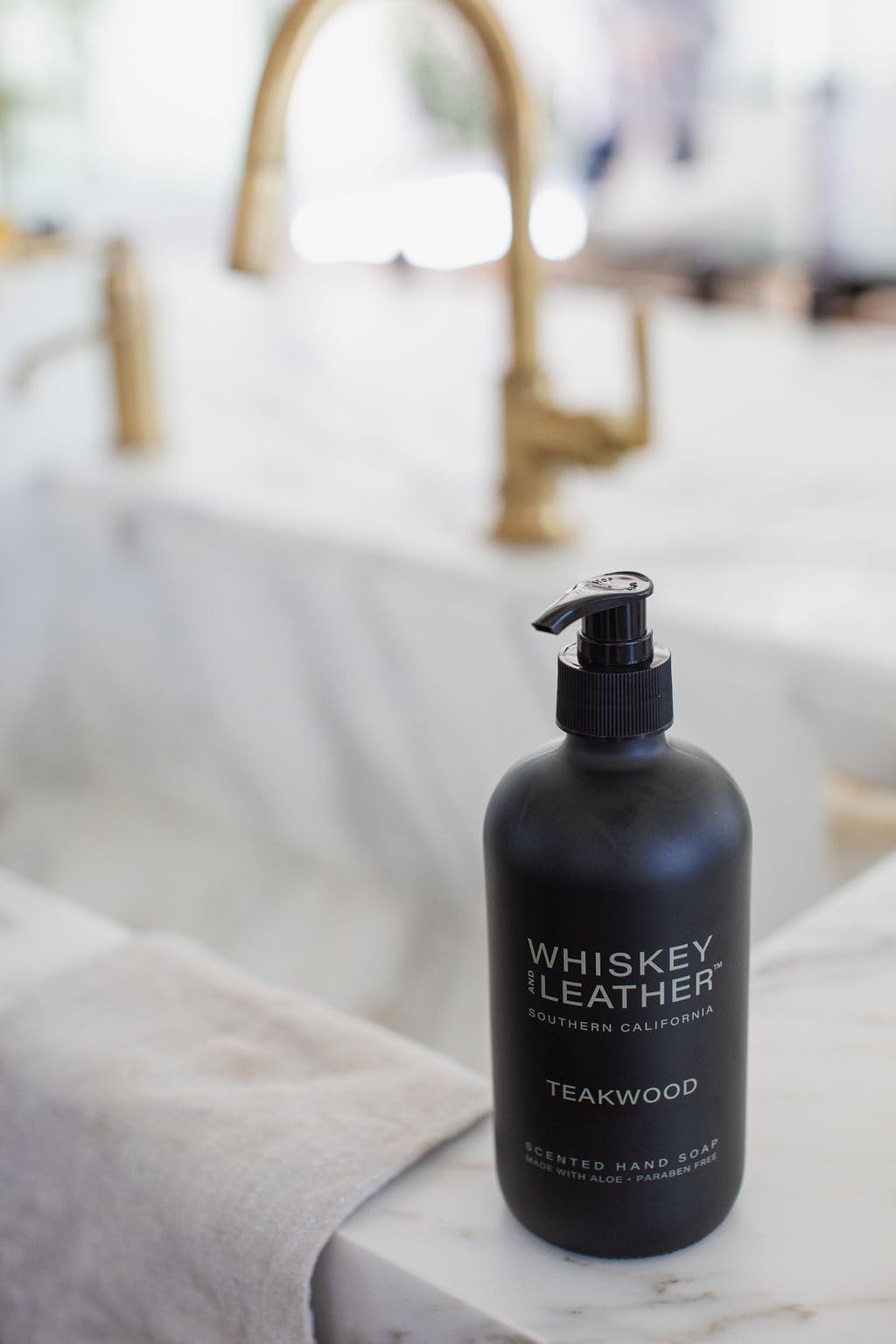 Whiskey and Leather pump closeup showing easy-dispense convenience
