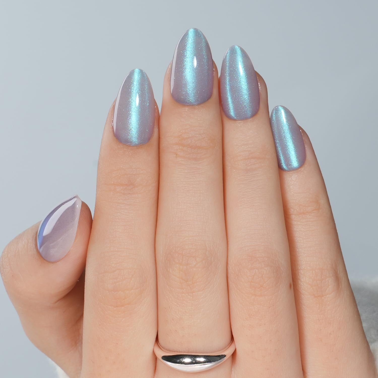 WiniBeauty hand model comparing nail sizes to show fit options and realistic scale