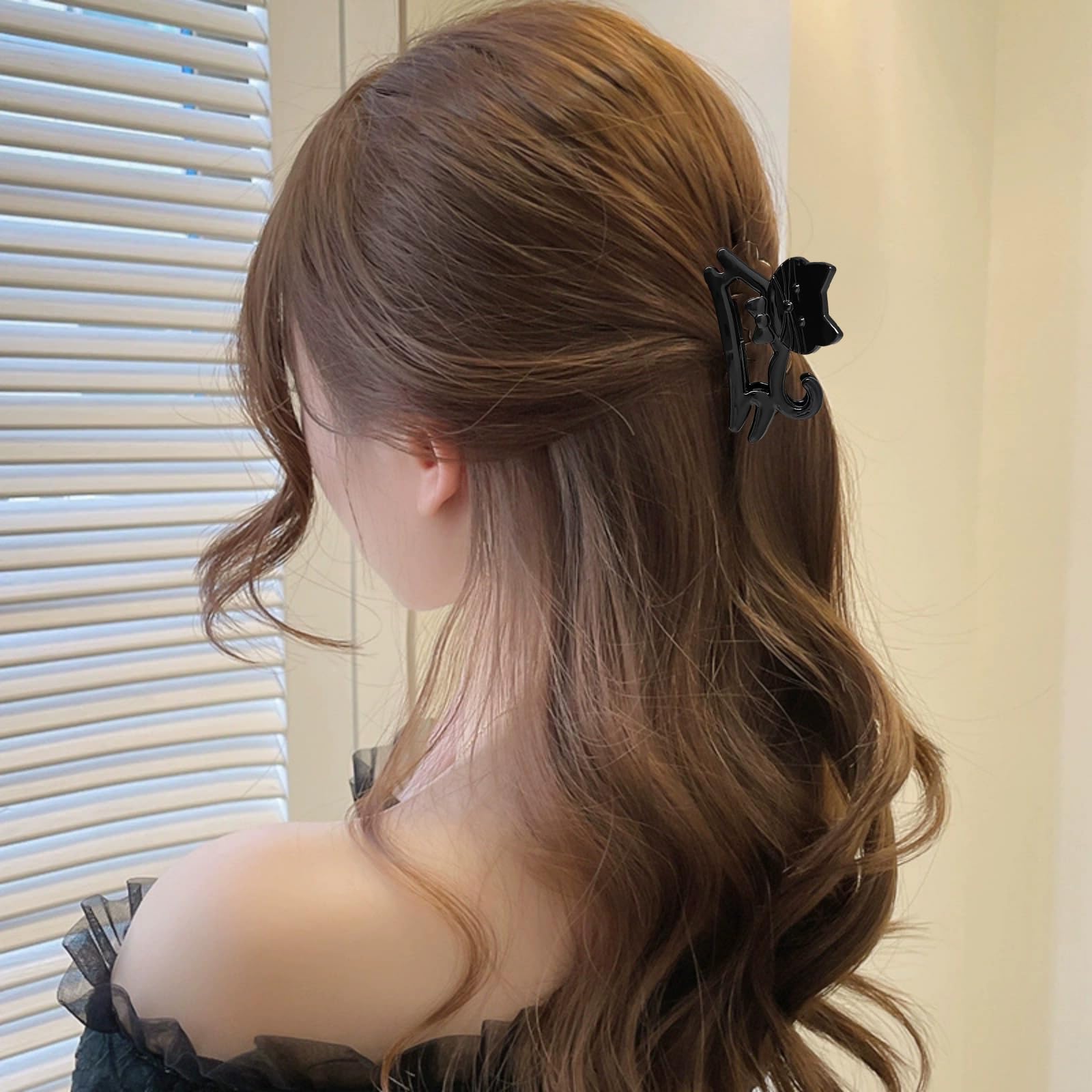 WULIUFLY clips in a winter party scene showing festive accessory appeal