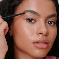 WUNDERBROW angled tip close-up for shaping brows with precision and control